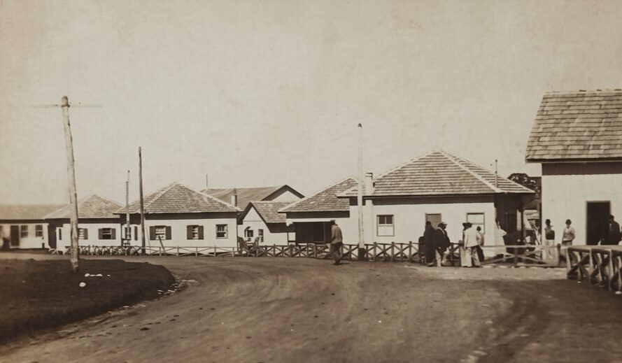 Registro histórico das primeiras casas de madeira construídas na Cidade Nova, em Monte Alegre, mostrando a arquitetura típica da vila operária na década de 40.